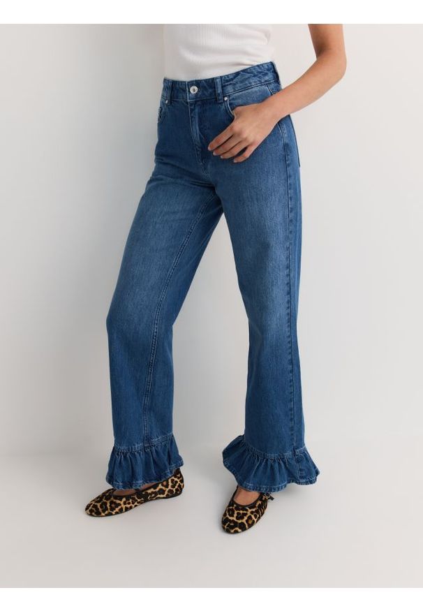 Reserved - Jeansy wide leg z falbankami - niebieski. Kolor: niebieski