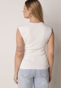 Born2be - Biała Bluzka z Wiskozą Kopertowym Dekoltem i Metalową Klamrą z Boku Sanviel. Kolor: biały. Materiał: wiskoza #6