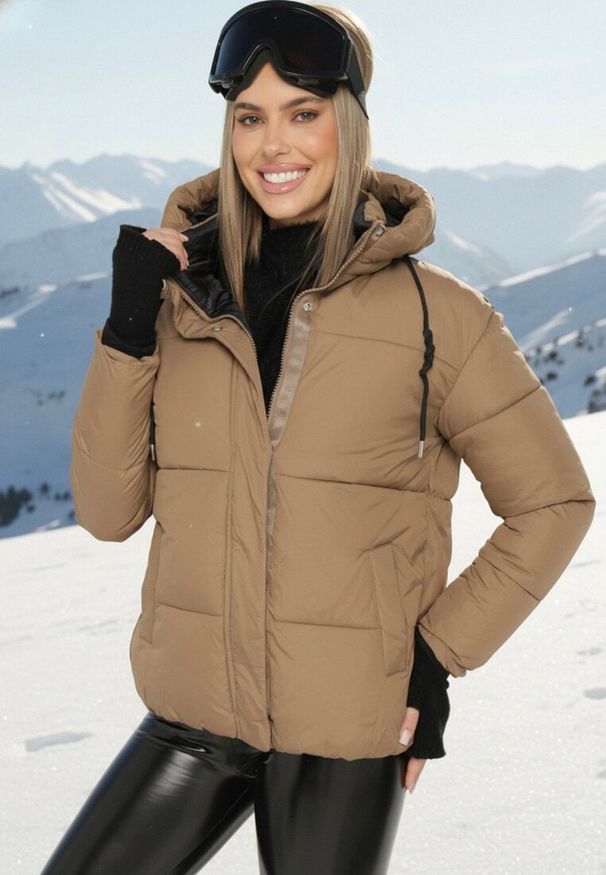 Born2be - Beżowa Pikowana Kurtka o Pudełkowym Kroju z Kapturem i Kieszeniami Alissan. Typ kołnierza: kaptur. Kolor: beżowy. Materiał: jeans. Sezon: zima