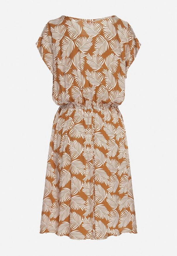 Born2be - Beżowa Sukienka o Rozkloszowanym Kroju z Gumką w Pasie i Krótkim Rękawem Serive. Okazja: na co dzień, na spotkanie biznesowe. Kolor: beżowy. Długość rękawa: krótki rękaw. Typ sukienki: rozkloszowane. Styl: biznesowy, casual, elegancki, klasyczny