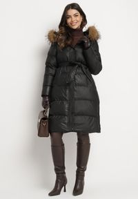 Born2be - Czarna Długa Pikowana Kurtka z Kapturem Odpinanym Futerkiem i Paskiem w Talii Serenira. Okazja: na spacer. Typ kołnierza: kaptur. Kolor: czarny. Materiał: futro. Długość: długie. Styl: elegancki #5