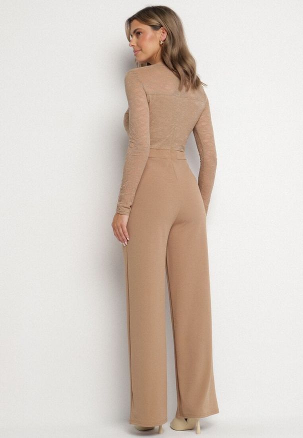 Born2be - Beżowy Koronkowy Kombinezon z Wiskozą z Szerokimi Nogawkami Ninarena. Okazja: na co dzień. Kolor: beżowy. Materiał: wiskoza, koronka. Długość rękawa: długi rękaw. Długość: długie. Styl: casual, elegancki