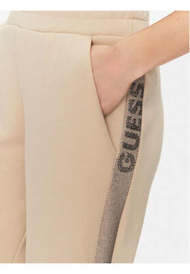 Guess Spodnie dresowe W5RB00 KBYE2 Écru Regular Fit. Materiał: syntetyk