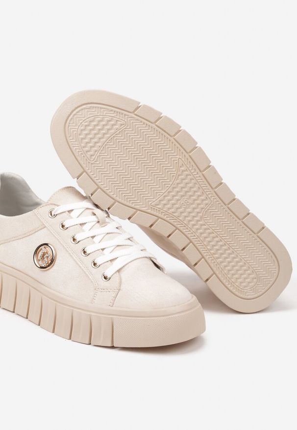 Born2be - Beżowe Sneakersy Vices na Grubej Tłoczonej Podeszwie ze Sznurowaniem i Metaliczną Ozdobą Ulfedi. Okazja: na co dzień. Kolor: beżowy. Materiał: jeans, satyna. Wzór: aplikacja