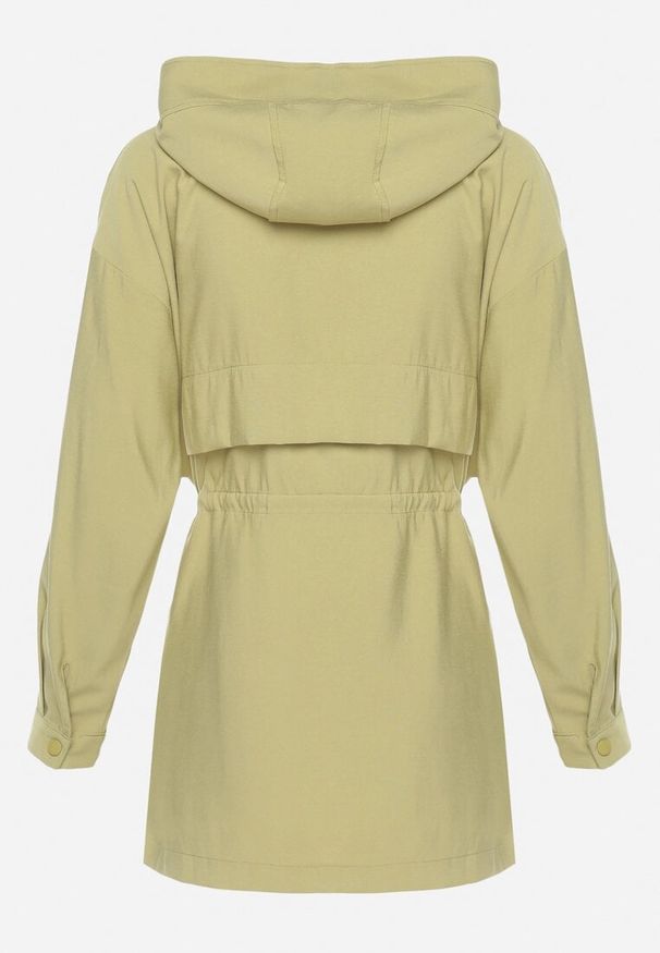 Born2be - Jasnozielona Kurtka Parka z Nieodpinanym Kapturem i Troczkiem w Pasie Mevarie. Okazja: na co dzień. Kolor: zielony. Materiał: jeans. Długość rękawa: długi rękaw. Długość: długie. Wzór: aplikacja. Styl: casual, elegancki, sportowy