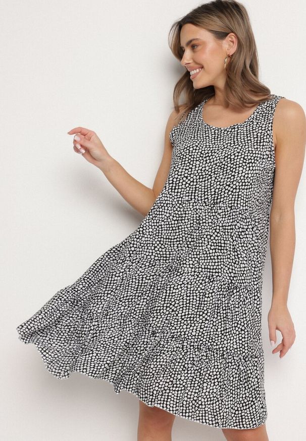 Born2be - Czarna Rozkloszowana Bawełniana Sukienka z Falbanami w Kwiaty Zeolane. Okazja: na spacer, na co dzień. Kolor: czarny. Materiał: bawełna. Wzór: kwiaty. Sezon: wiosna. Typ sukienki: proste. Styl: casual, elegancki