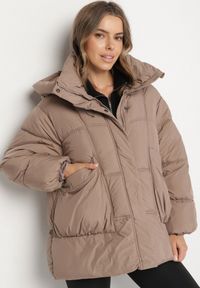 Born2be - Ciemnobeżowa Pikowana Kurtka o Kroju Oversize z Kapturem Galandia. Okazja: na spacer, na co dzień. Typ kołnierza: kaptur. Kolor: beżowy. Materiał: jeans, poliester. Styl: casual, elegancki #1