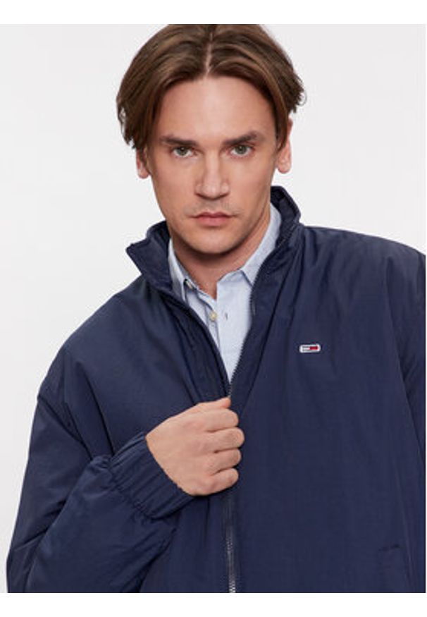 Tommy Jeans Kurtka bomber Essential DM0DM17238 Granatowy Relaxed Fit. Kolor: niebieski. Materiał: syntetyk