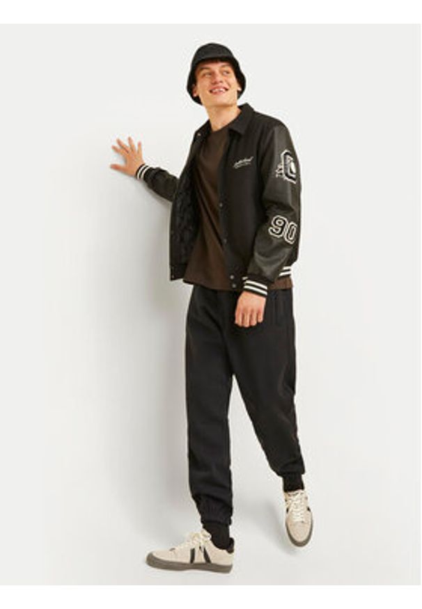 Jack & Jones - Jack&Jones Spodnie dresowe Bill Urban Edge 12263026 Czarny Relaxed Fit. Kolor: czarny. Materiał: syntetyk, bawełna