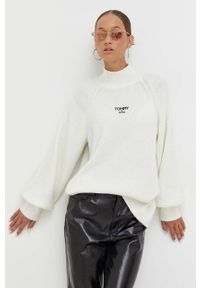 Tommy Jeans sweter damski kolor beżowy z półgolfem. Kolor: beżowy. Materiał: poliester, dzianina. Długość rękawa: raglanowy rękaw #1