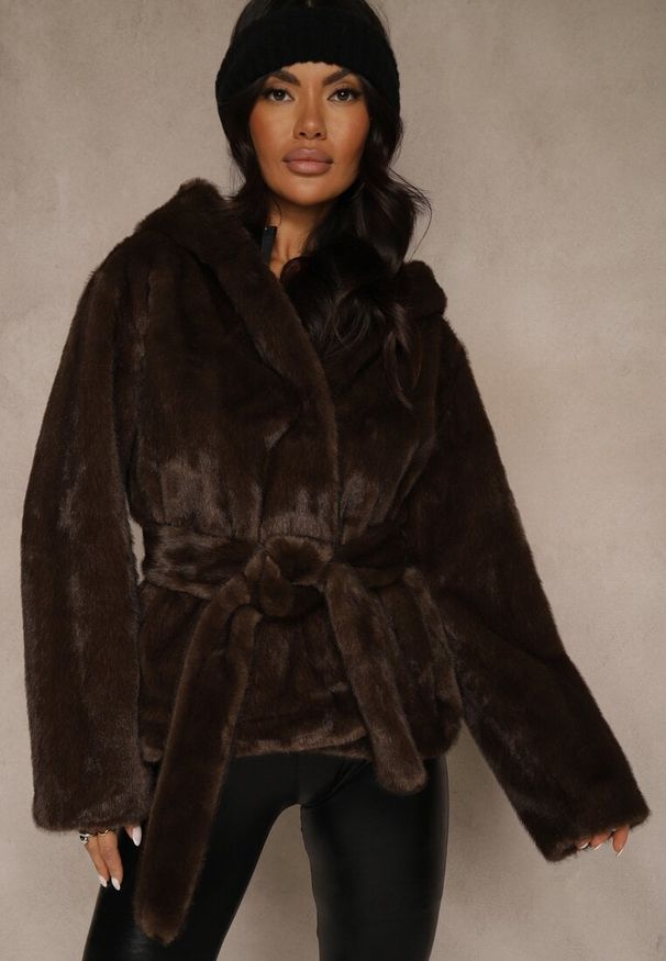 Renee - Brązowa Futerkowa Kurtka z Kapturem i Wiązanym Paskiem Zetele. Typ kołnierza: kaptur. Kolor: brązowy. Materiał: jeans, koronka