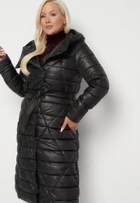 Born2be - Czarna Pikowana Kurtka z Kapturem i Dwustronnym Suwakiem Wiązana w Pasie Tatida. Okazja: na co dzień. Typ kołnierza: kaptur. Kolekcja: plus size. Kolor: czarny. Materiał: jeans. Styl: casual, elegancki, klasyczny #1