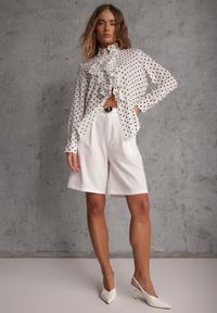 Renee - Biała Falbaniasta Koszula z Wiskozy w Kropki ze Stójką Aegista. Typ kołnierza: kołnierzyk stójkowy. Kolor: biały. Materiał: wiskoza. Wzór: kropki #4