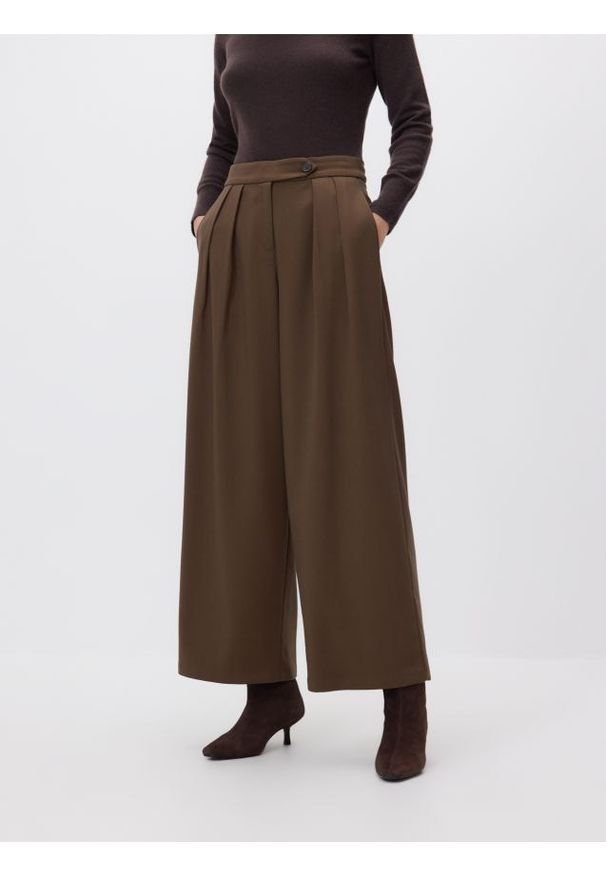 Reserved - Spodnie z szeroką nogawką - brązowy. Kolor: brązowy. Materiał: tkanina, wiskoza. Wzór: gładki