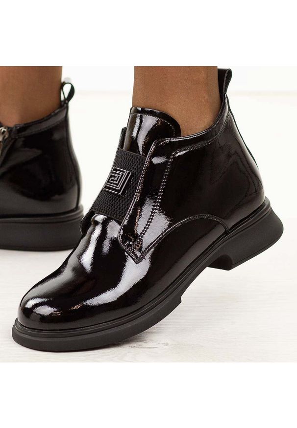 Czarne lakierowane botki damskie Filippo Dbt7383/25. Okazja: na co dzień. Nosek buta: okrągły. Kolor: czarny. Szerokość cholewki: normalna. Wzór: aplikacja. Materiał: skóra, lakier. Sezon: zima, jesień. Obcas: na obcasie. Styl: casual, elegancki, klasyczny