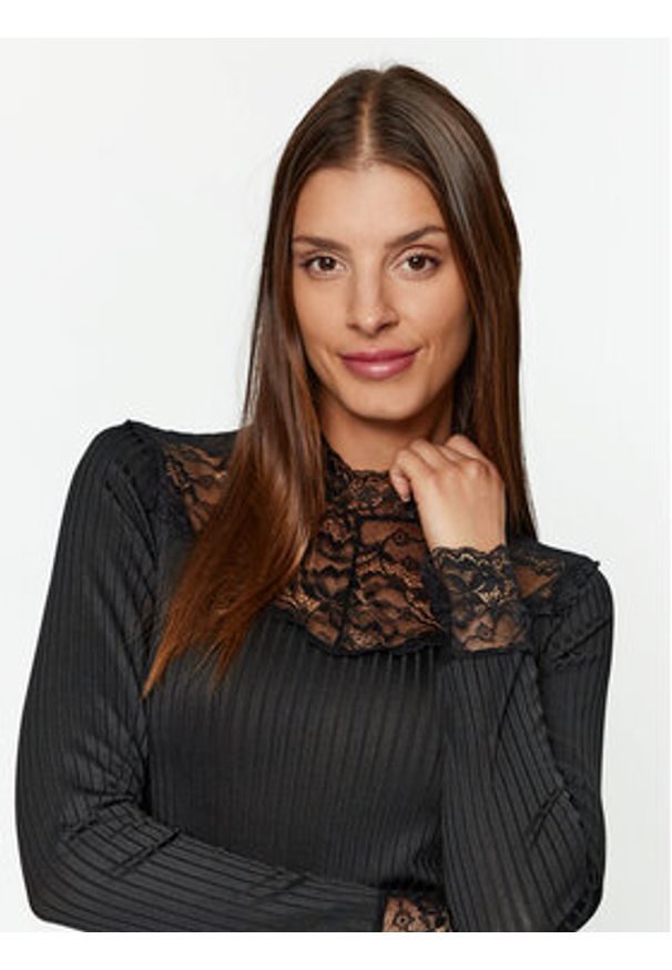 YAS Bluzka 26031749 Czarny Regular Fit. Kolor: czarny. Materiał: syntetyk