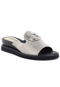 Klapki damskie na niskim koturnie srebrne M.Daszyński MR2267-7. Kolor: srebrny. Materiał: tkanina. Obcas: na koturnie #1