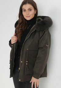 Born2be - Ciemnozielona Kurtka Nylonowa Parka z Odpinanym Futerkiem Beaten. Kolor: zielony. Materiał: nylon, futro. Wzór: paski, aplikacja #5