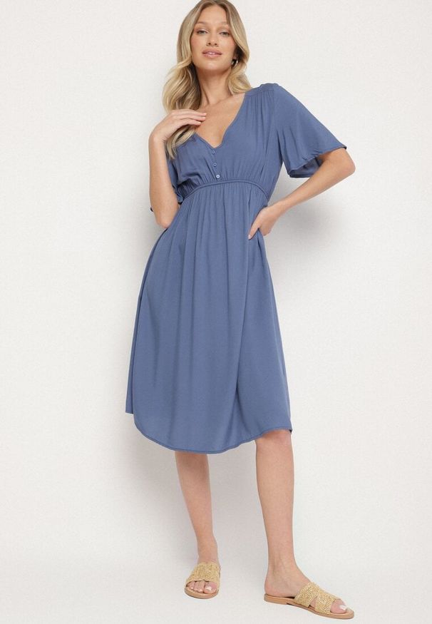 Born2be - Granatowa Bawełniana Sukienka o Rozkloszowanym Fasonie Liranelle. Okazja: na co dzień. Typ kołnierza: dekolt w kształcie V. Kolor: niebieski. Materiał: bawełna. Długość rękawa: krótki rękaw. Sezon: lato. Typ sukienki: rozkloszowane. Styl: casual, elegancki