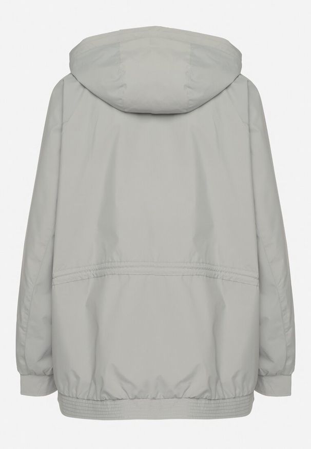 Born2be - Jasnozielona Kurtka Parka o Pudełkowym Kroju ze Ściągaczem w Talii i Kapturem Sesoliena. Okazja: na co dzień, na spacer. Kolor: zielony. Materiał: jeans. Długość rękawa: długi rękaw. Długość: długie. Styl: casual, elegancki