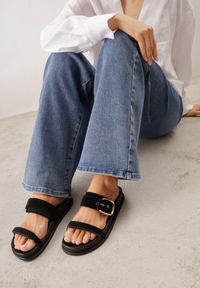 Born2be - Czarne Płaskie Klapki z Imitacji Zamszu z Wyrazistą Klamrą Himemoni. Okazja: na co dzień. Kolor: czarny. Materiał: zamsz. Wzór: paski, haft. Sezon: lato. Styl: boho, wakacyjny, casual #1