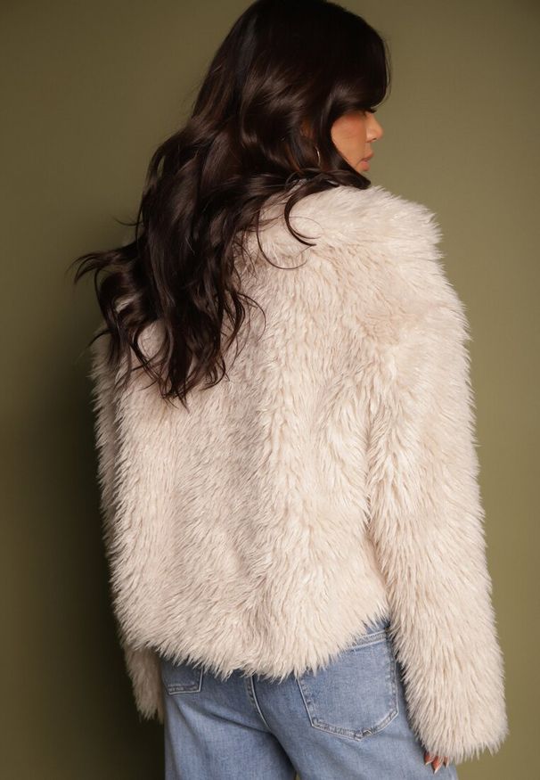 Renee - Beżowa Krótka Kurtka Futerko z Szerokim Kołnierzem Areti. Okazja: na co dzień. Kolor: beżowy. Materiał: futro. Długość: krótkie. Styl: casual, elegancki