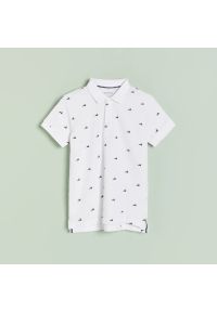 Reserved - Koszulka polo z printem - Biały. Typ kołnierza: polo. Kolor: biały. Wzór: nadruk