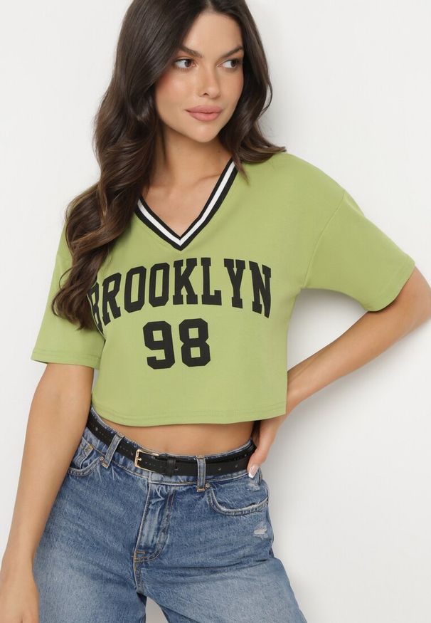 Born2be - Zielony Bawełniany T-shirt z Napisem Nitanelia. Okazja: na co dzień. Kolor: zielony. Materiał: bawełna. Wzór: napisy. Styl: casual