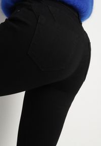 Born2be - Czarne Spodnie o Kroju Skinny z Regularnym Stanem Mendria. Okazja: na co dzień. Kolor: czarny. Styl: klasyczny, casual, elegancki #6