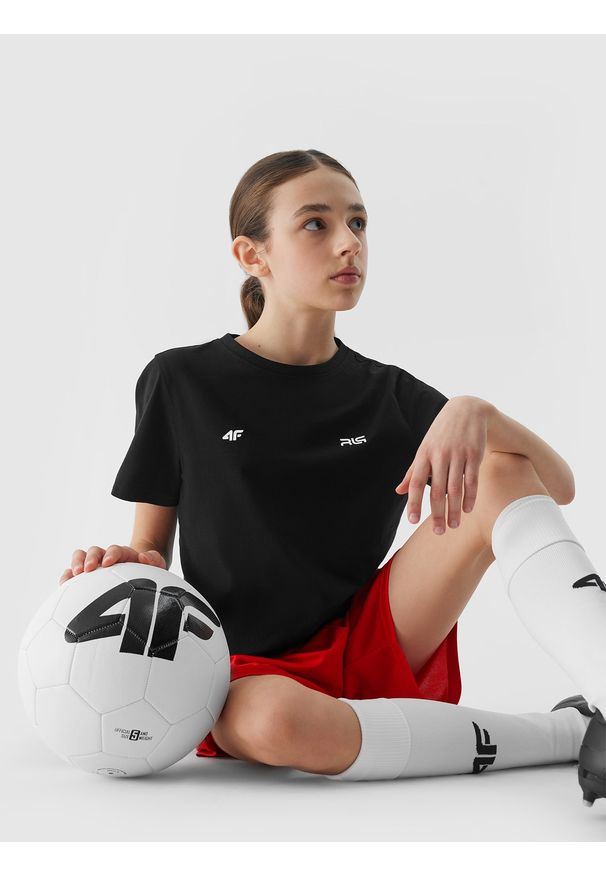 4f - 4F T-shirt z nadrukiem dziecięcy 4F x Robert Lewandowski - czarny 122 (6-7 lat). Kolor: czarny. Materiał: bawełna, dzianina. Wzór: nadruk. Sezon: lato. Styl: sportowy, młodzieżowy