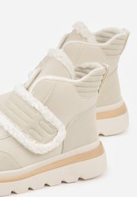 Born2be - Beżowe Śniegowce z Przeszyciami i Futerkiem Newella. Okazja: na co dzień. Zapięcie: rzepy. Kolor: beżowy. Materiał: futro. Styl: klasyczny, casual, elegancki #4