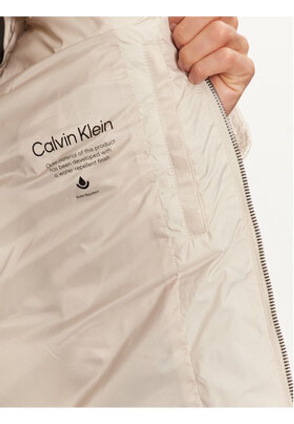 Calvin Klein Kurtka zimowa K10K113476 Beżowy Regular Fit. Kolor: beżowy. Materiał: syntetyk. Sezon: zima
