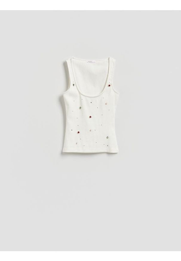 Reserved - Top z błyszczącymi aplikacjami - biały. Kolor: biały. Materiał: dzianina, bawełna. Wzór: aplikacja
