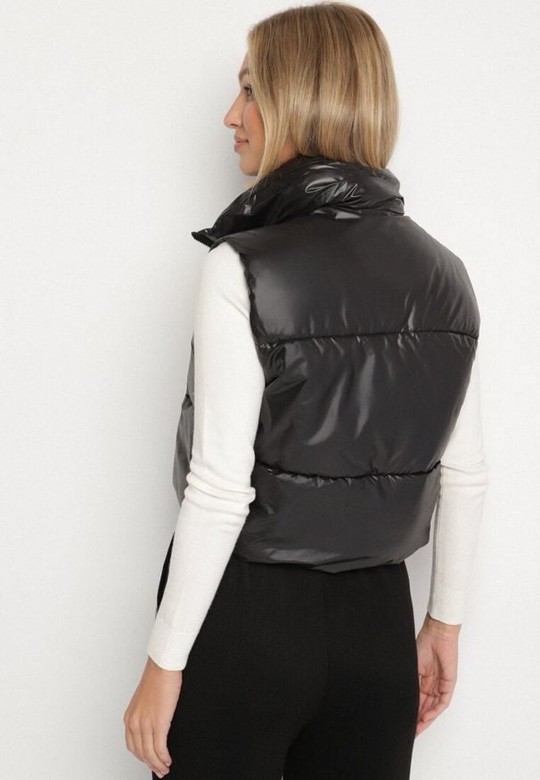 Born2be - Czarna Puchowa Kamizelka Pikowana o Krótki Kroju Iritila. Okazja: na co dzień, na spacer. Kolor: czarny. Materiał: puch. Długość: krótkie. Styl: sportowy, casual, elegancki