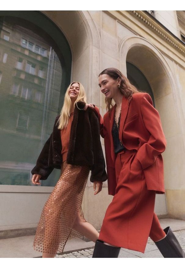 Reserved - Szorty z kantem - miedziany. Kolor: brązowy. Materiał: tkanina, wiskoza. Wzór: gładki