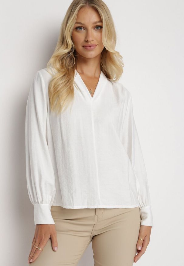 Born2be - Biała Bluzka z Bufiastym Rękawem i Dekoltem V Lesna. Okazja: do pracy, na co dzień, na spotkanie biznesowe. Kolor: biały. Materiał: wiskoza. Styl: klasyczny, biznesowy, elegancki, casual, wizytowy