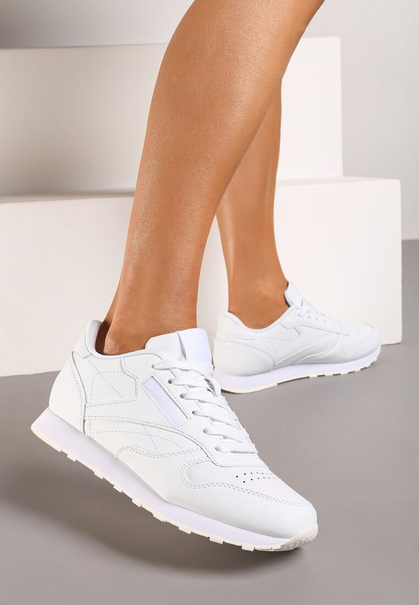 Born2be - Białe Klasyczne Sneakersy Sznurowane przed Kostkę Effisia. Okazja: na co dzień. Wysokość cholewki: przed kostkę. Kolor: biały