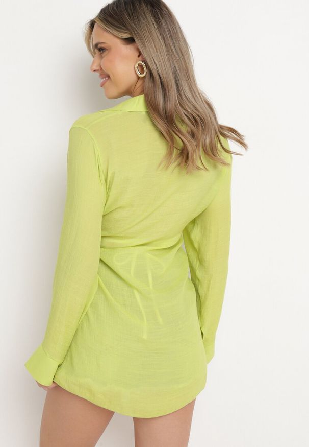 Born2be - Jasnozielona Sukienka o Kopertowym Kroju z Kołnierzem Qeviana. Okazja: na co dzień, na spotkanie biznesowe. Typ kołnierza: dekolt w kształcie V. Kolor: zielony. Typ sukienki: kopertowe. Styl: casual, elegancki, biznesowy