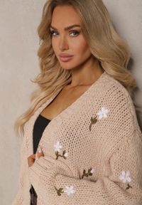 Renee - Brązowy Kardigan w Kwiatowe Aplikacje z Zapięciem na Elegancką Agrafkę Patista. Okazja: na co dzień, do pracy. Kolor: beżowy. Materiał: bawełna. Wzór: aplikacja, kwiaty. Styl: elegancki #3