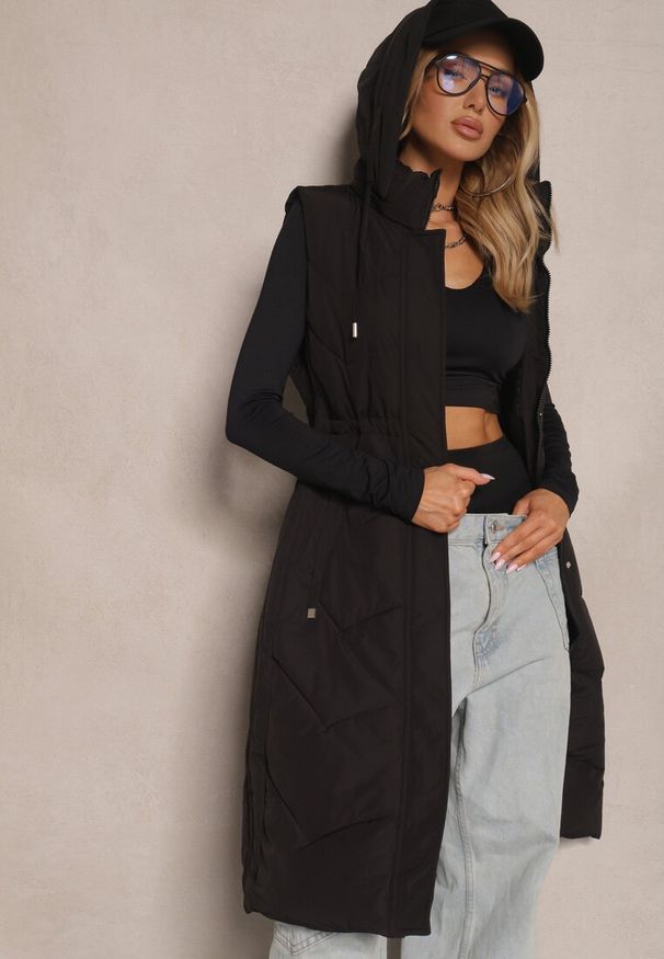 Renee - Czarna Pikowana Kamizelka ze Ściągaczem w Talii i Kapturem z Możliwością Odpięcia Aminstina. Okazja: na spacer. Kolor: czarny. Materiał: jeans. Styl: elegancki