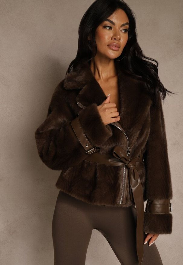 Renee - Brązowa Kurtka Futerko z Paskiem z Imitacji Skóry Zdobiona Klamerkami Jynlisa. Okazja: na co dzień. Kolor: brązowy. Materiał: futro, skóra. Wzór: aplikacja. Styl: casual