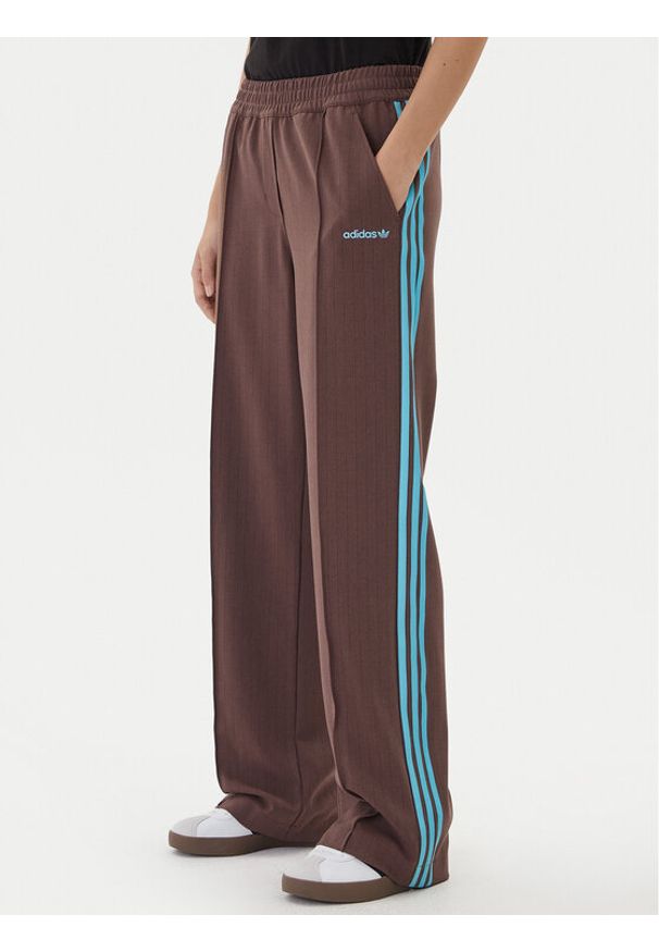 Adidas - adidas Spodnie dresowe JX5308 Brązowy Regular Fit. Kolor: brązowy. Materiał: syntetyk