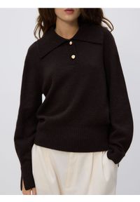 Reserved - Wełniany sweter z kołnierzem - ciemnobrązowy. Kolor: brązowy. Materiał: wełna #1