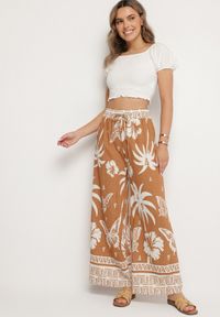 Born2be - Brązowe Spodnie z Tropikalnym Wzorem i Szerokimi Nogawkami Emivelli. Okazja: na co dzień. Kolor: brązowy. Styl: elegancki, casual #4