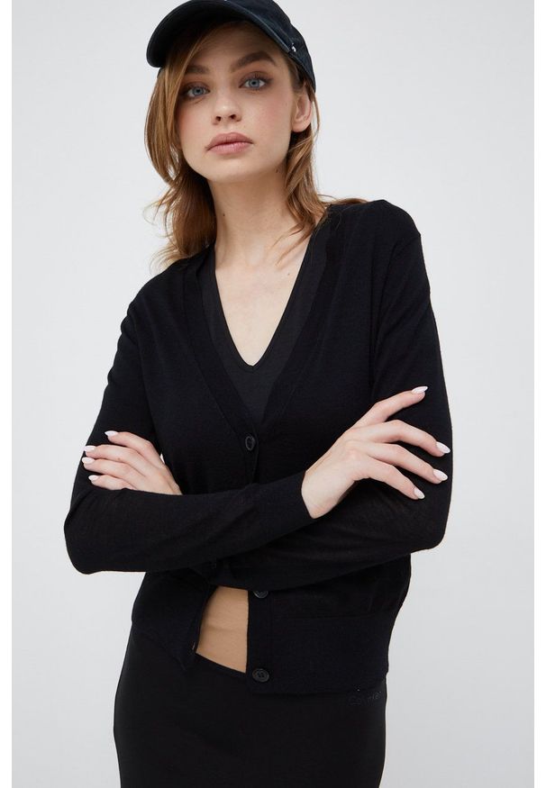 Calvin Klein kardigan wełniany damski kolor czarny lekki. Okazja: na co dzień. Kolor: czarny. Materiał: wełna. Długość rękawa: długi rękaw. Długość: długie. Styl: casual
