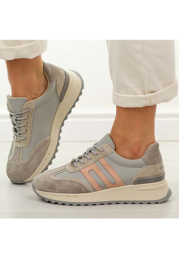 Szare gr bl skórzane półbuty damskie Filippo Dp7733/26. Okazja: na co dzień. Nosek buta: okrągły. Zapięcie: sznurówki. Kolor: szary. Materiał: zamsz, skóra. Szerokość cholewki: normalna. Sezon: wiosna, jesień, lato. Styl: casual, elegancki, sportowy, klasyczny