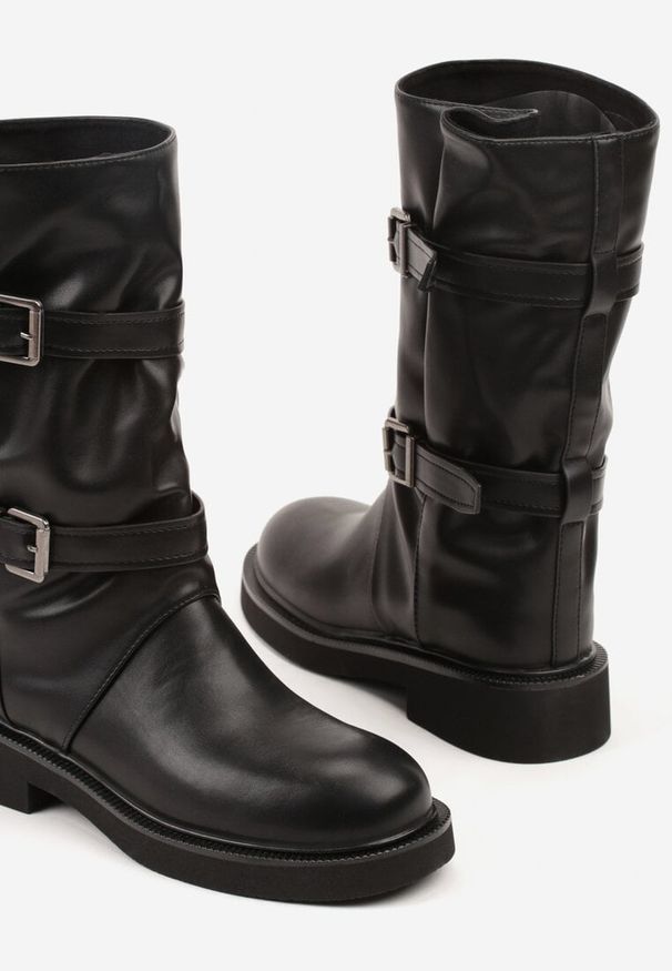 Renee - Czarne Botki Biker Boots z Marszczoną Cholewką i Paskami ze Sprzączkami Sinesa. Okazja: na imprezę, na co dzień. Zapięcie: pasek. Kolor: czarny. Materiał: skóra. Szerokość cholewki: normalna. Styl: casual, elegancki