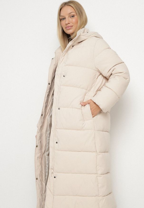 Born2be - Jasnobeżowa Długa Pikowana Kurtka z Kapturem Afarriva. Okazja: do pracy, na spacer, na co dzień, na spotkanie biznesowe. Typ kołnierza: kaptur. Kolor: beżowy. Długość: długie. Styl: klasyczny, casual, elegancki, biznesowy