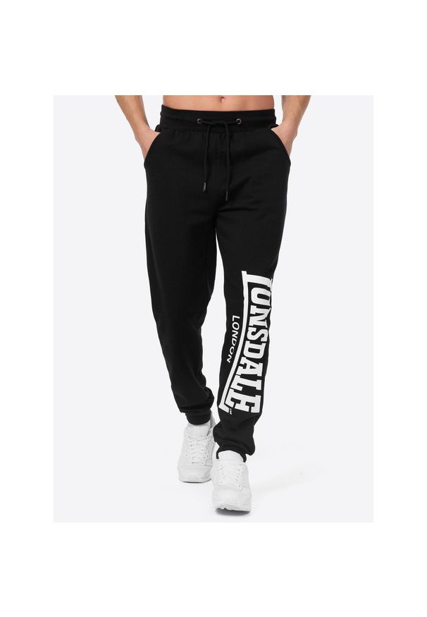 Spodnie dresowe z dużym logo Lonsdale. Kolor: czarny. Materiał: dresówka. Długość: długie