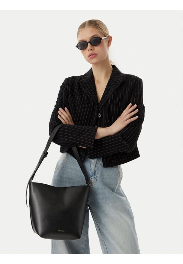 Calvin Klein Torebka Foil Logo Medium LV04F3736G Czarny. Kolor: czarny. Materiał: skórzane